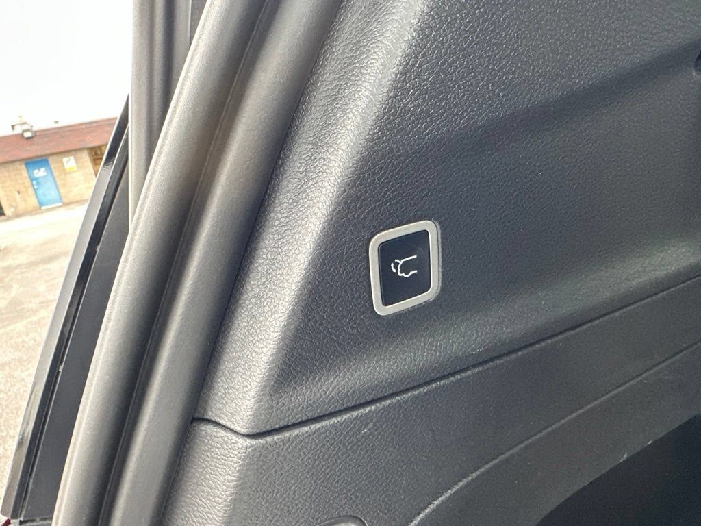 Used 2025 Chrysler Pacifica Select FWD image 10