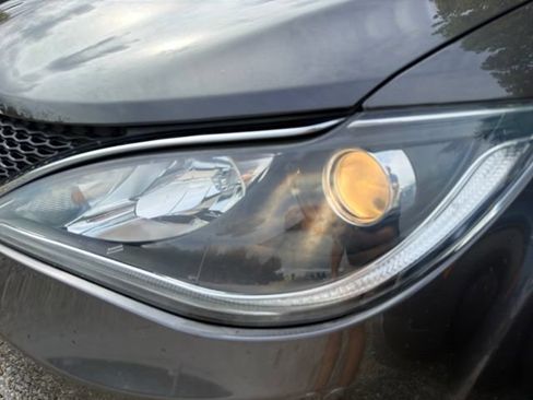 Used 2019 Chrysler Pacifica Touring-L FWD image 5