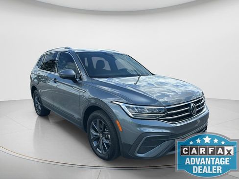 Used 2023 Volkswagen Tiguan SE w/ Panoramic Sunroof Package image 2