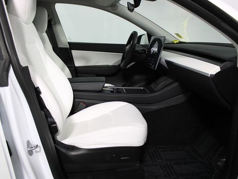 Used 2022 Tesla Model Y Performance AWD/4WD image 11