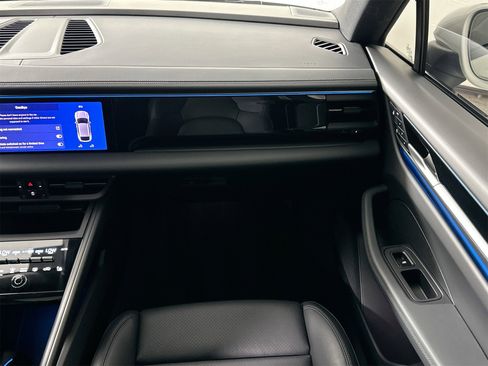 Certified 2025 Porsche Macan Electric image 31