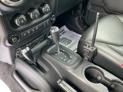 Used 2015 Jeep Wrangler Unlimited Rubicon AWD/4WD image 21