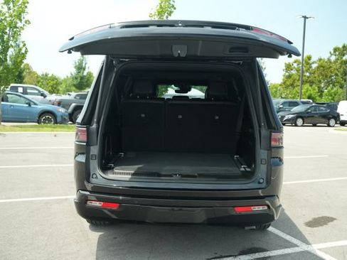 Used 2024 Jeep Wagoneer L Series II w/ Convenience Group I AWD/4WD image 18