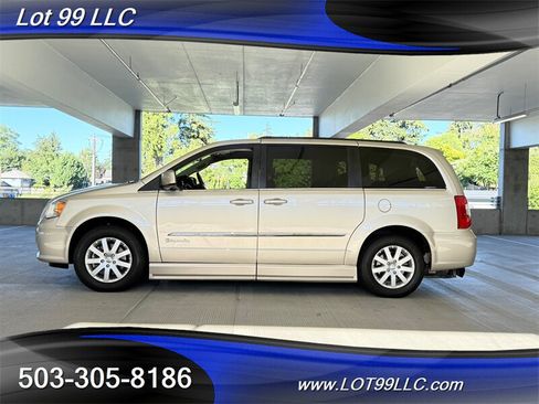 Used 2013 Chrysler Town & Country Touring FWD image 9