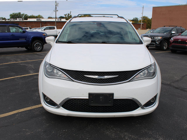 Used 2017 Chrysler Pacifica Touring-L FWD image 3