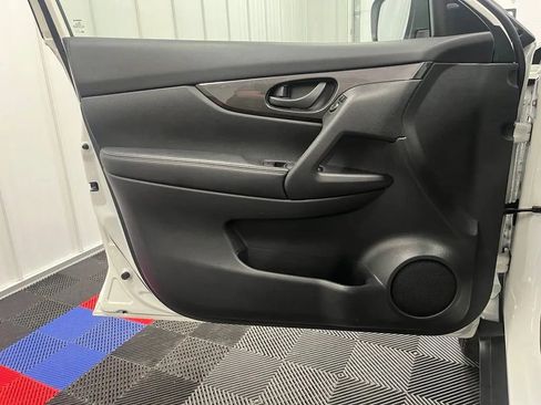 Used 2019 Nissan Rogue S AWD/4WD image 9