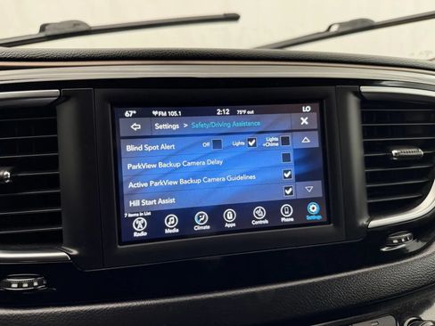 Used 2019 Chrysler Pacifica Touring-L FWD image 19
