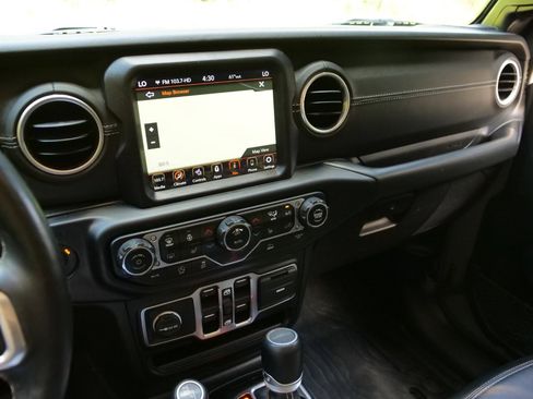 Used 2020 Jeep Gladiator Overland image 11
