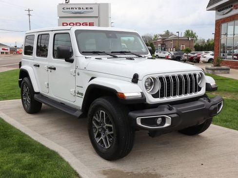 Used 2024 Jeep Wrangler Unlimited Sahara w/ Technology Group AWD/4WD image 3