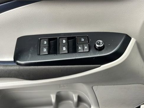 Used 2017 Toyota Highlander LE w/ Carpet Mat Package image 15