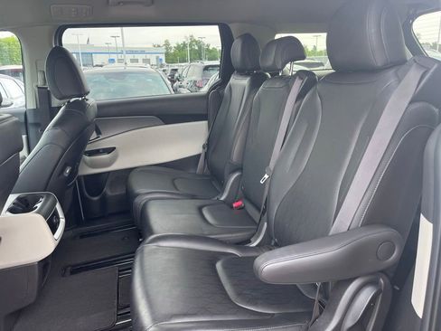 Used 2023 Kia Carnival LX FWD image 17