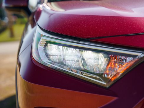 Used 2019 Toyota RAV4 XLE w/ Convenience Package FWD image 10