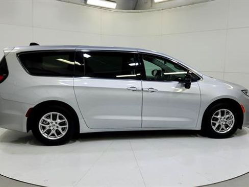 Used 2024 Chrysler Pacifica Touring-L FWD image 9