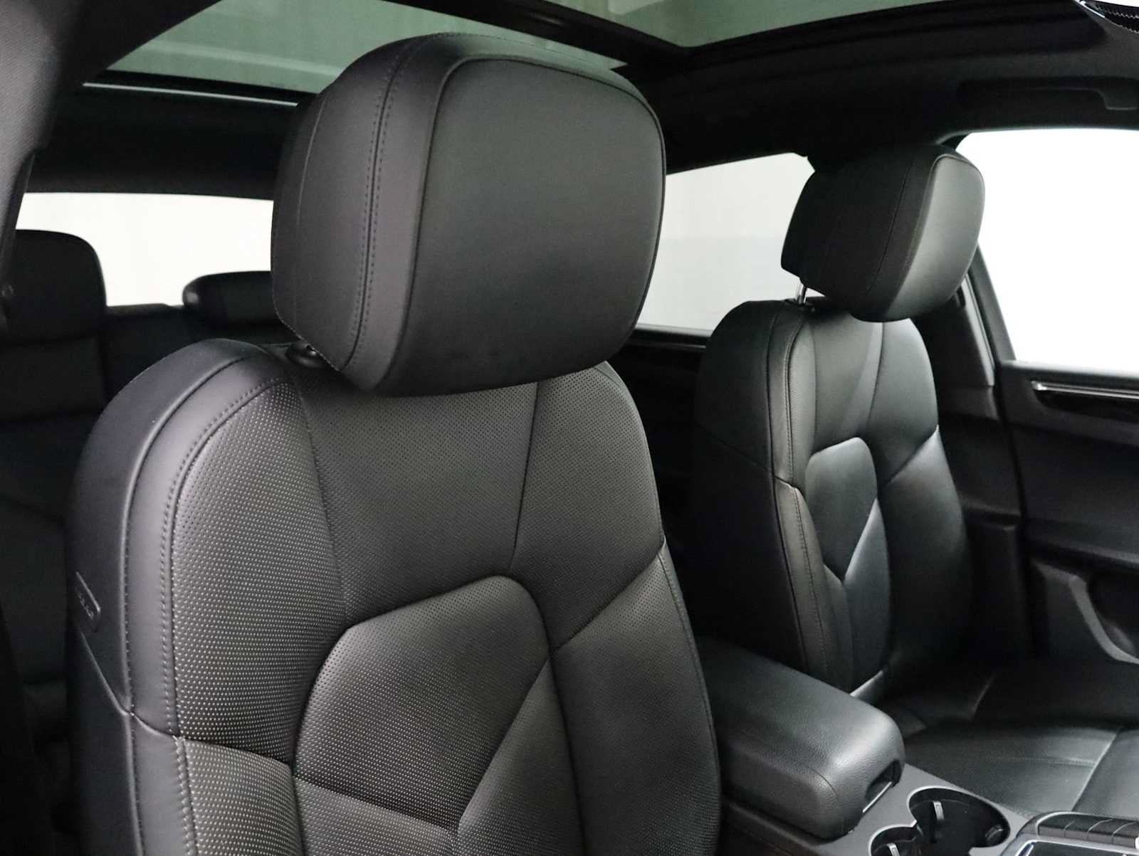 Used 2020 Porsche Macan AWD/4WD image 22