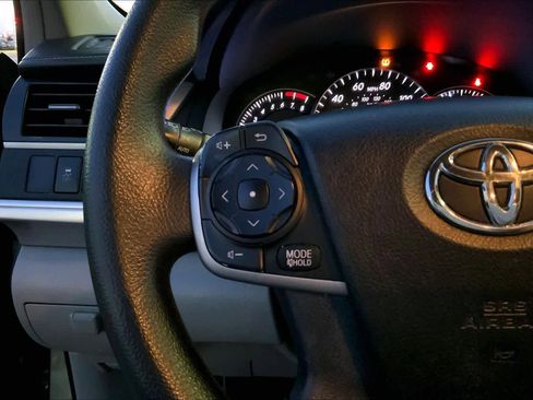 Used 2014 Toyota Camry LE image 23