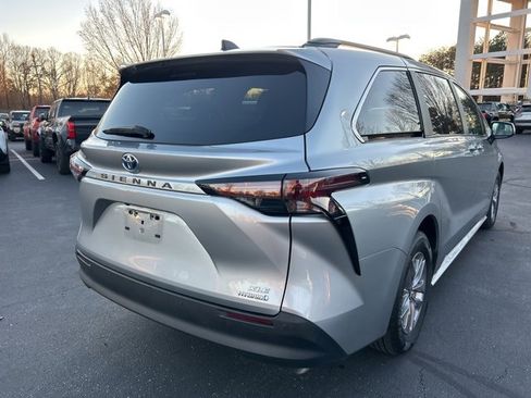 Used 2024 Toyota Sienna XLE image 6