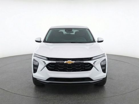 Used 2025 Chevrolet Trax LT w/ LT Convenience Package image 2
