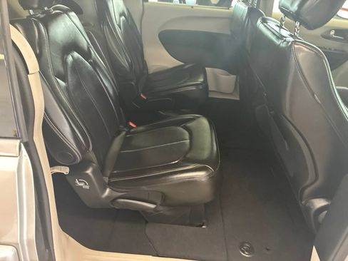 Certified 2024 Chrysler Pacifica Touring-L FWD image 36