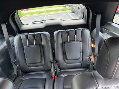 Used 2018 Ford Explorer XLT w/ Equipment Group 202A AWD/4WD image 30