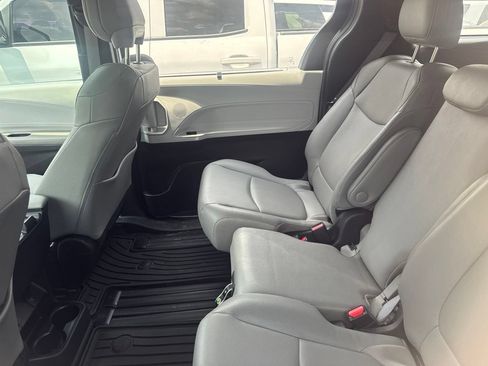 Used 2025 Toyota Sienna XLE w/ XLE Plus Package FWD image 6