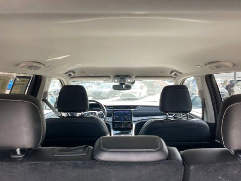 Used 2023 Jeep Grand Cherokee Limited w/ Black Appearance Package image 27