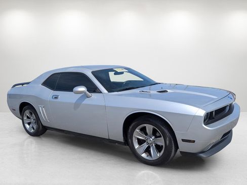 Used 2010 Dodge Challenger SE image 3