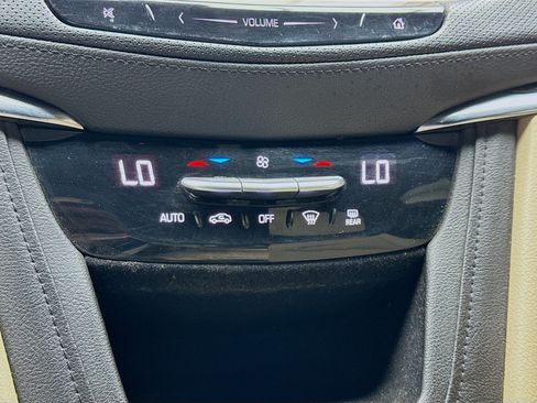 Used 2018 Cadillac XT5 FWD image 12