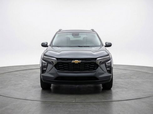 Used 2025 Chevrolet Trax LT image 2