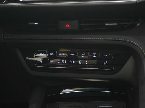 Used 2023 Buick Envision Essence w/ Sport Touring Package AWD/4WD image 16