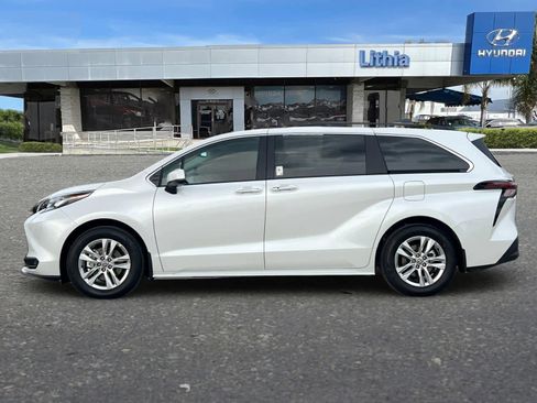 Used 2026 Toyota Sienna XLE image 6