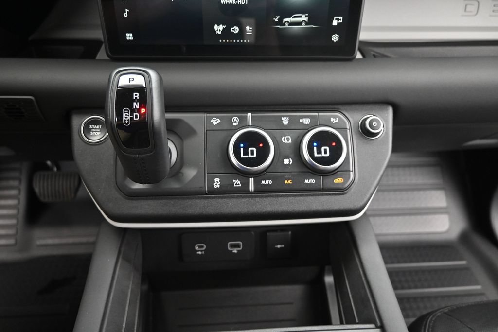 Used 2024 Land Rover Defender 110 X-Dynamic SE AWD/4WD image 28