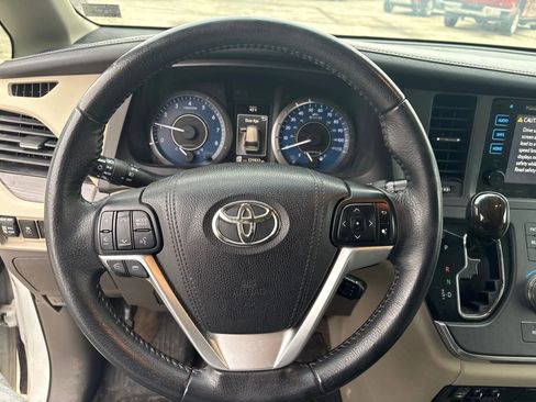 Used 2017 Toyota Sienna XLE w/ XLE Navigation Package image 21