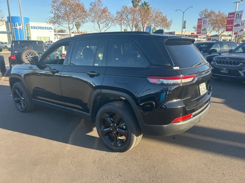 Used 2023 Jeep Grand Cherokee Limited w/ Black Appearance Package image 34