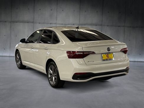 Used 2024 Volkswagen Jetta SE w/ Panoramic Sunroof Package FWD image 3