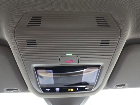 Used 2025 Volkswagen Atlas SE image 22