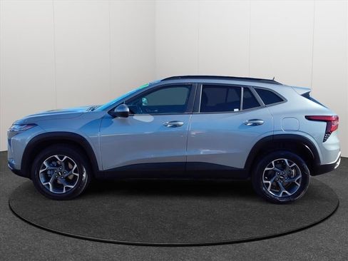 Certified 2025 Chevrolet Trax LT image 2