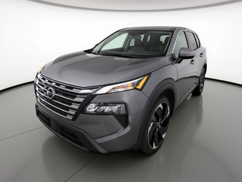 Used 2025 Nissan Rogue SV image 3