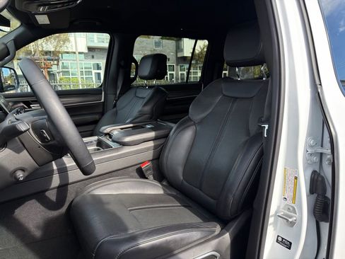 Used 2023 Jeep Wagoneer Series III w/ Flexible Seating Group image 15