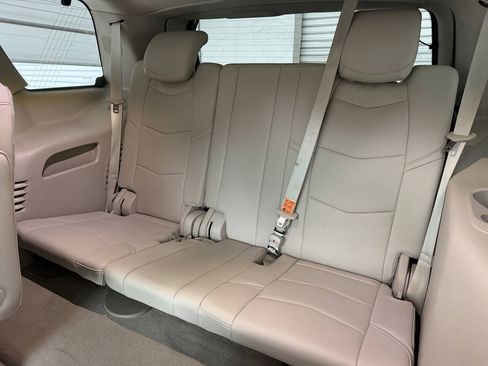 Used 2016 Cadillac Escalade Luxury AWD/4WD image 14