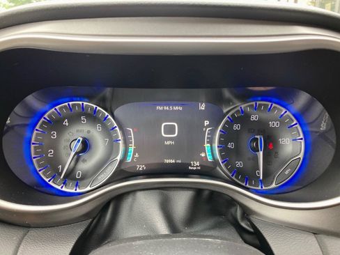 Used 2023 Chrysler Pacifica Touring-L FWD image 18