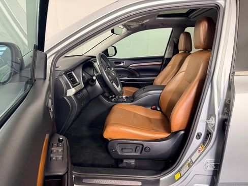 Used 2017 Toyota Highlander Limited w/ Carpet Mat Package FWD image 22