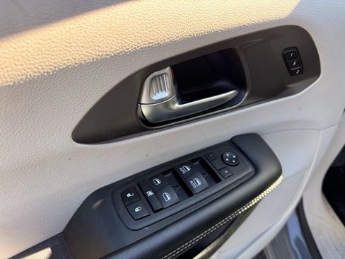 Used 2023 Chrysler Pacifica Touring-L image 12