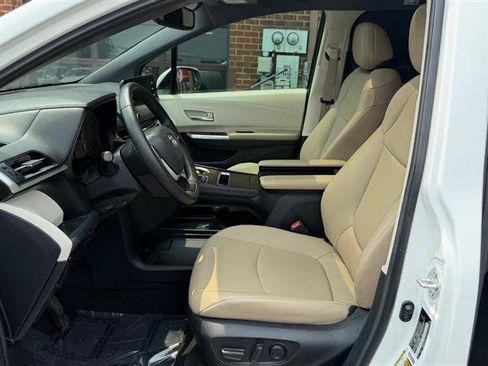 Used 2023 Toyota Sienna XSE FWD image 31