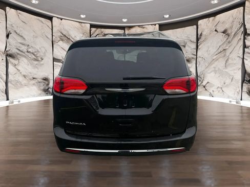 Used 2020 Chrysler Pacifica Touring-L FWD image 6