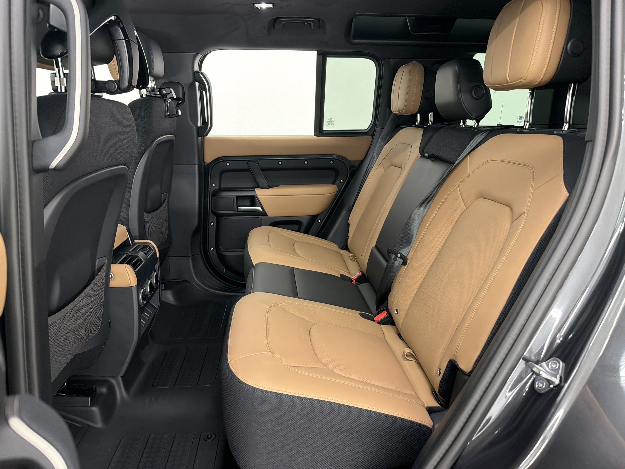 New 2026 Land Rover Defender 110 V8 AWD/4WD image 25