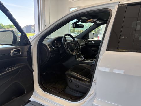 Used 2017 Jeep Grand Cherokee Altitude AWD/4WD image 10