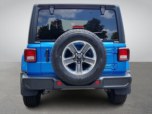 Used 2022 Jeep Wrangler Unlimited Sahara w/ Cold Weather Group AWD/4WD image 5