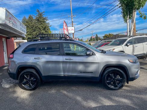 Used 2019 Jeep Cherokee Latitude Plus AWD/4WD image 7