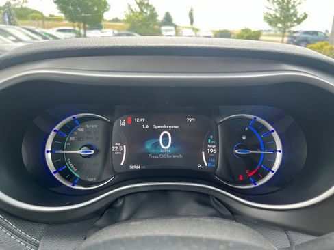 Used 2023 Chrysler Pacifica Touring-L FWD image 20