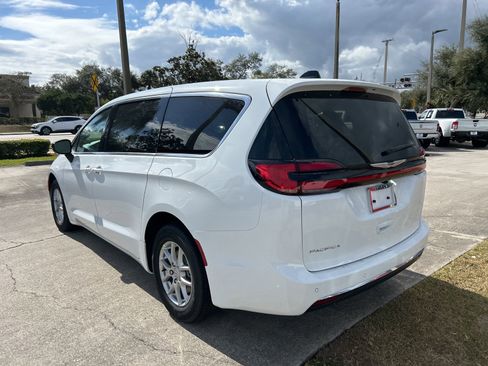 New 2026 Chrysler Pacifica Select image 3